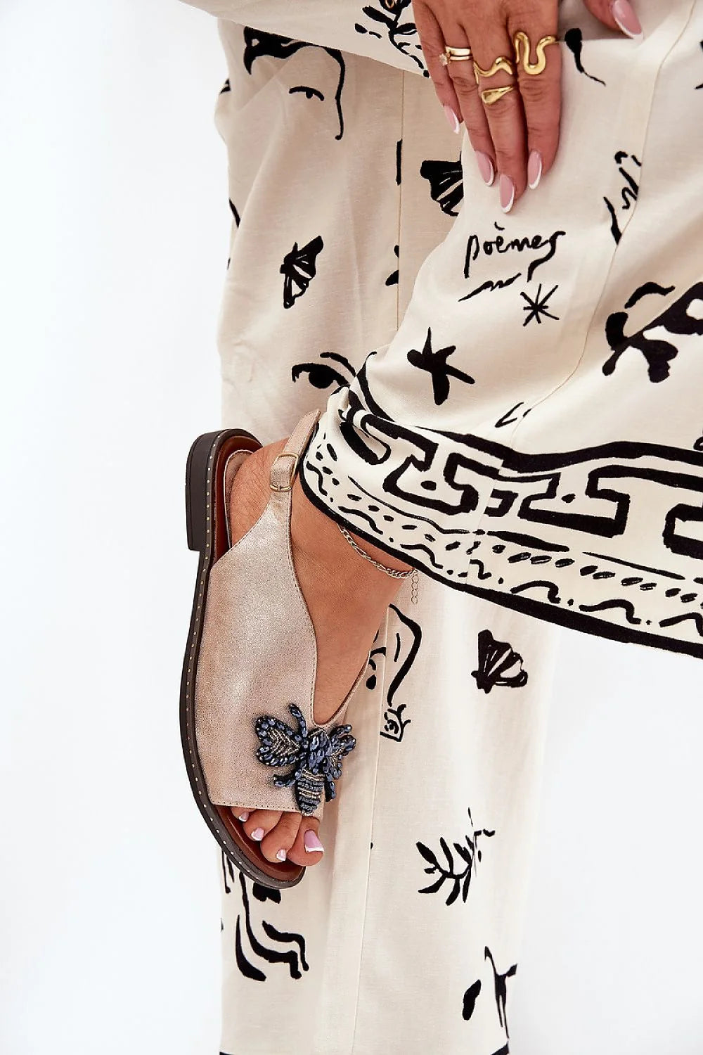 Sandales ouvertes femmes design artisanal élégant beige doux ornement abeille perles noires bleues talon bas confortable occasion quotidienne été