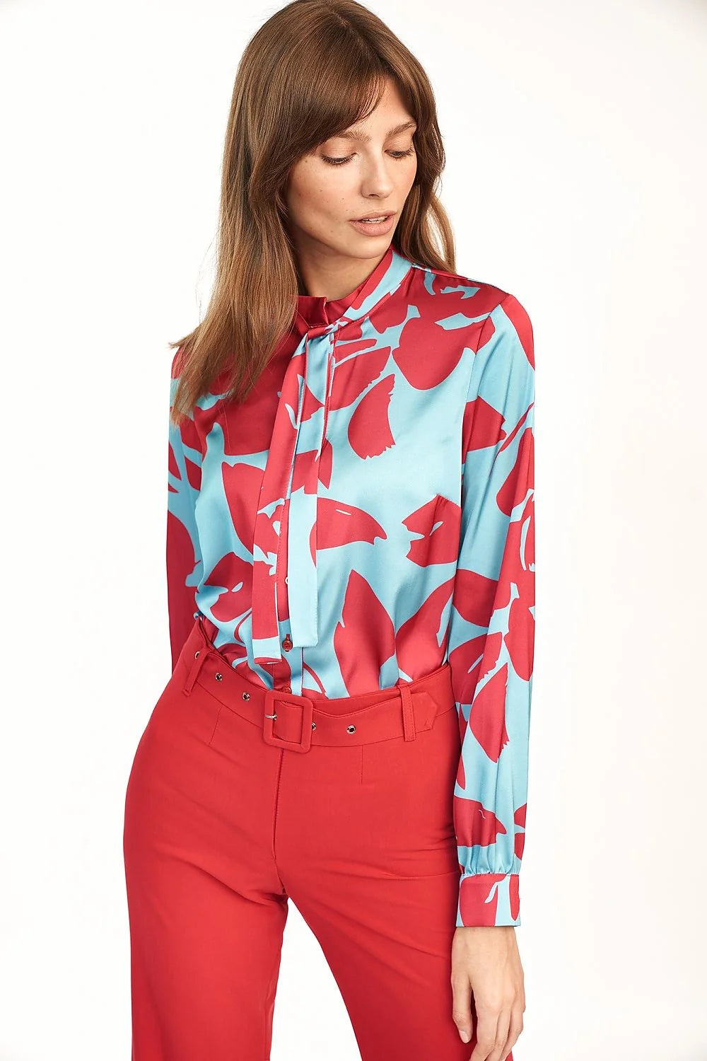 Chemise manche longue Nife chemisier motif police style moderne élégant matériau satin soie couleur bleu ciel rouge vif coupe ajustée femme