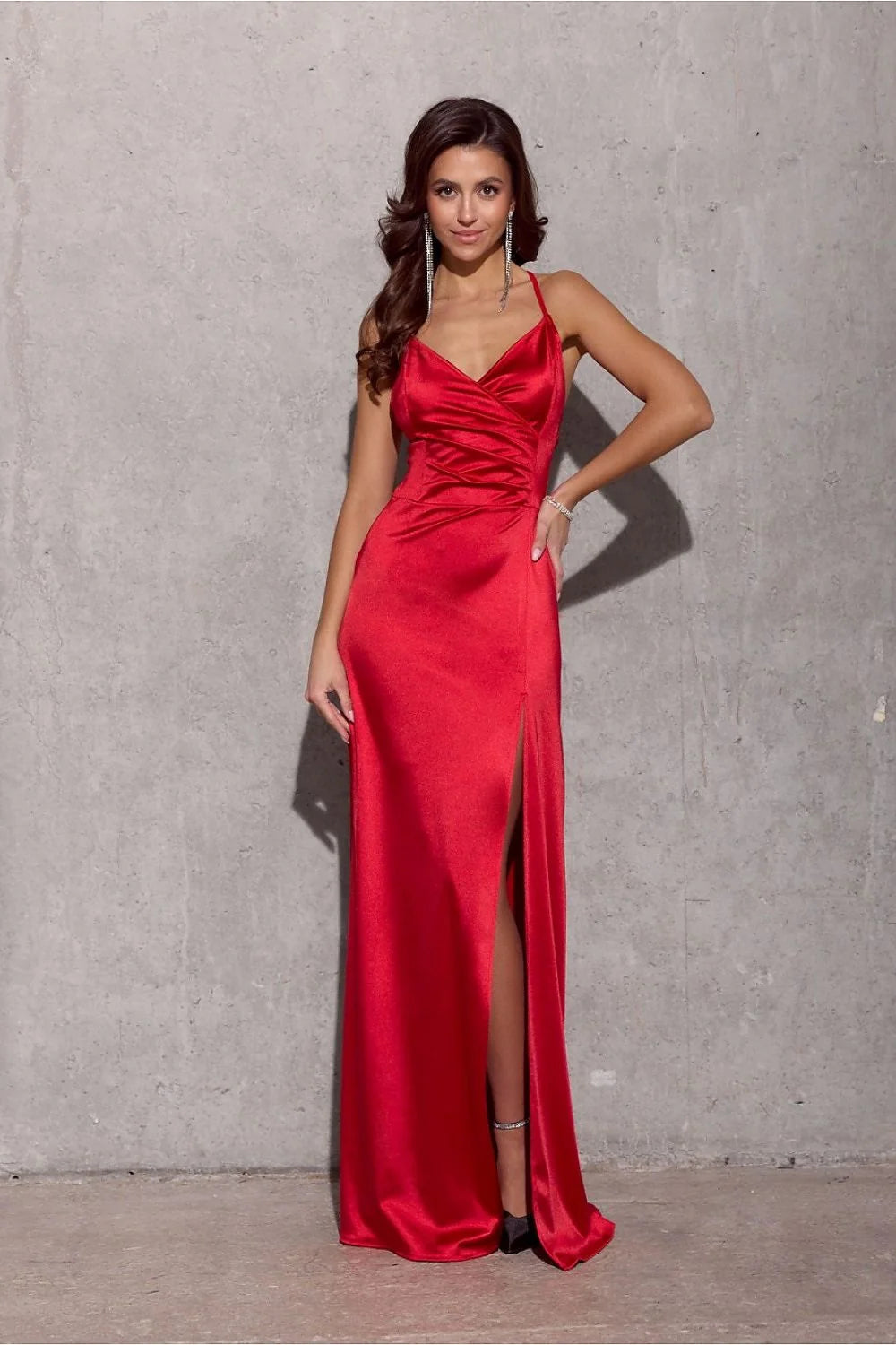 Robe de soirée élégante longue manches courtes dos nu satin rouge vif taille ajustable femme