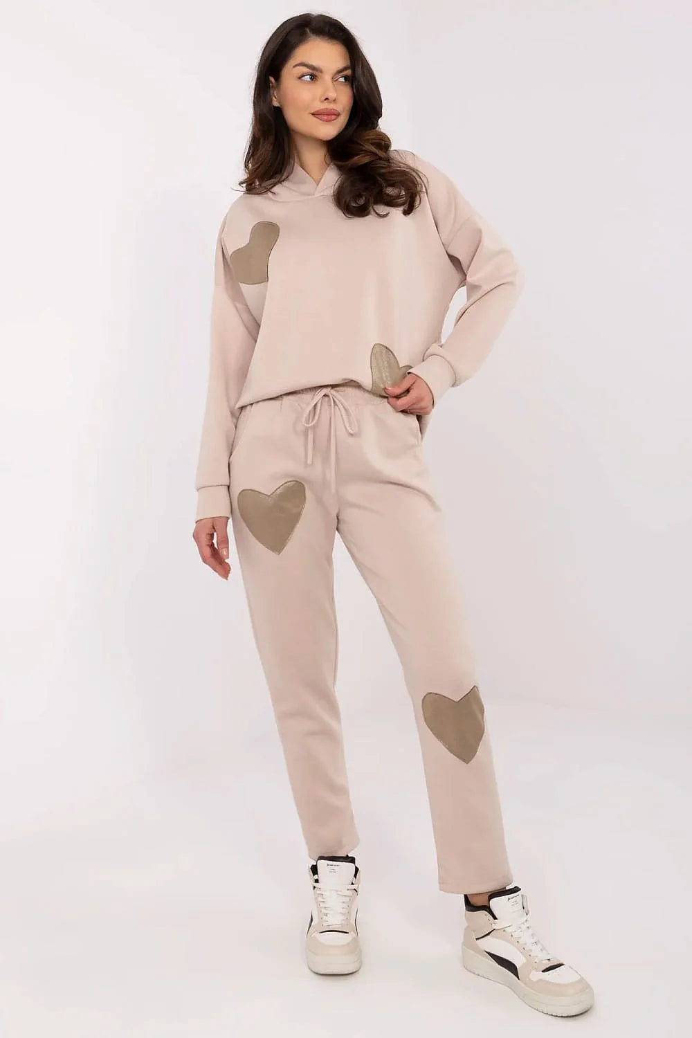 ensemble décontracté femme moderne beige sweat capuche molletonné pantalon jogging coupe taille élastique cordon poignets côtelés appliqués cœur taupe