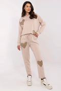 ensemble décontracté femme moderne beige sweat capuche molletonné pantalon jogging coupe taille élastique cordon poignets côtelés appliqués cœur taupe