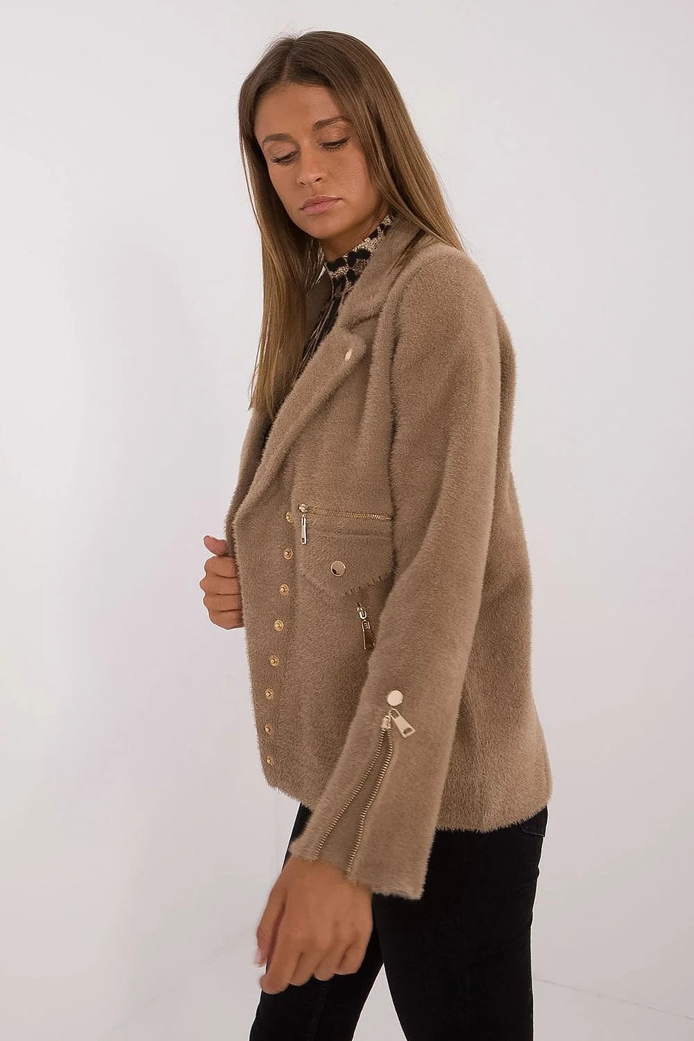 Veste élégante pour femme beige longue manches fermée boutons-pression poches zippées coupe ajustée fourrure synthétique