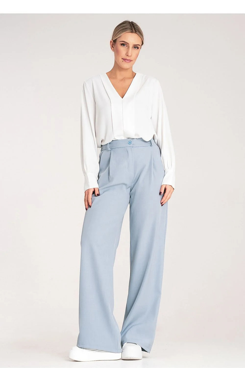 Ensemble mode femme élégant chemisier col V manches longues boutonnées pantalon taille haute coupe droite couleur blanche et bleu pâle