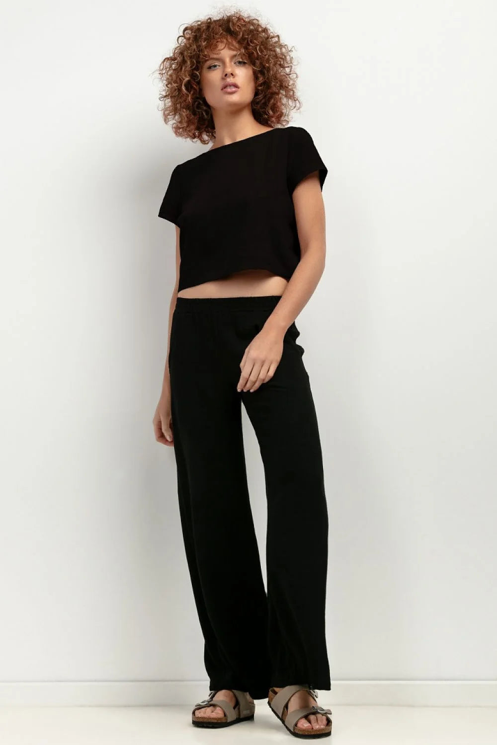 Ensemble minimaliste chemisier et pantalon femme taille haute jambes larges couleur noire style moderne coupe épurée