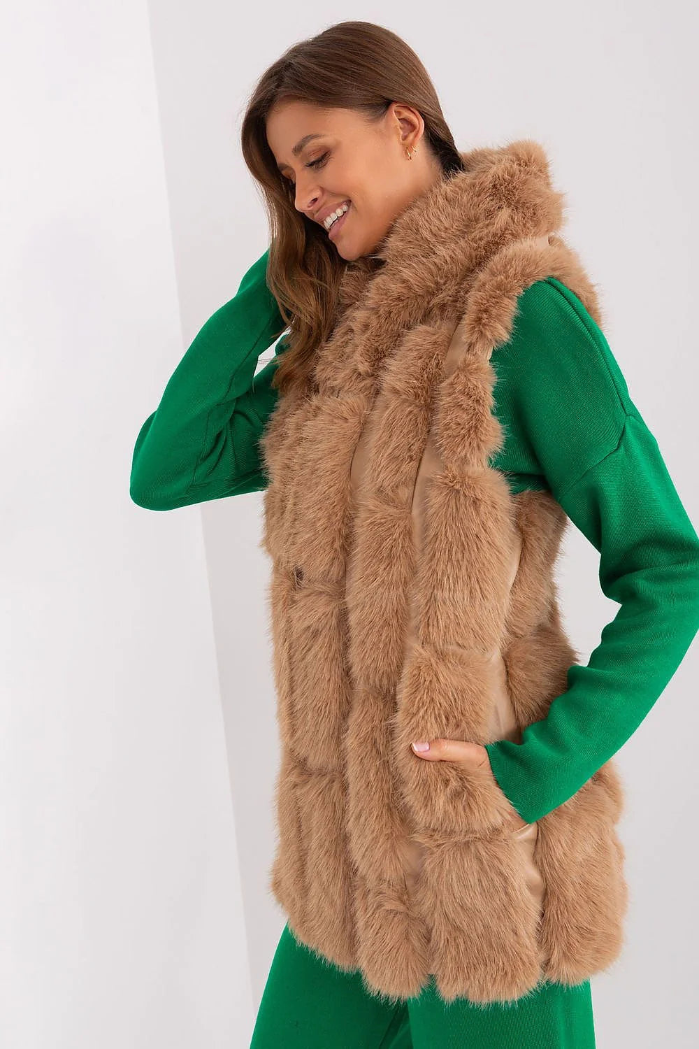Gilet sans manches en fausse fourrure beige clair texture duveteuse coupe ample doublure satinée occasion automne hiver femmes