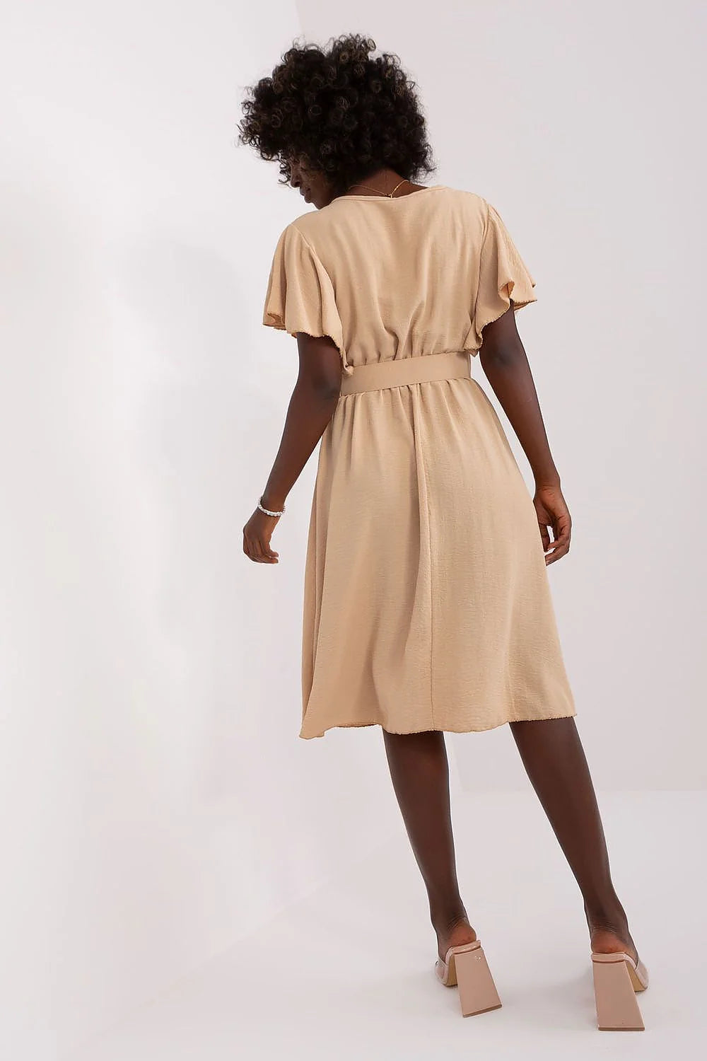 Robe de jour élégante et décontractée manches courtes volantées encolure ronde ceinture intégrée beige clair femme