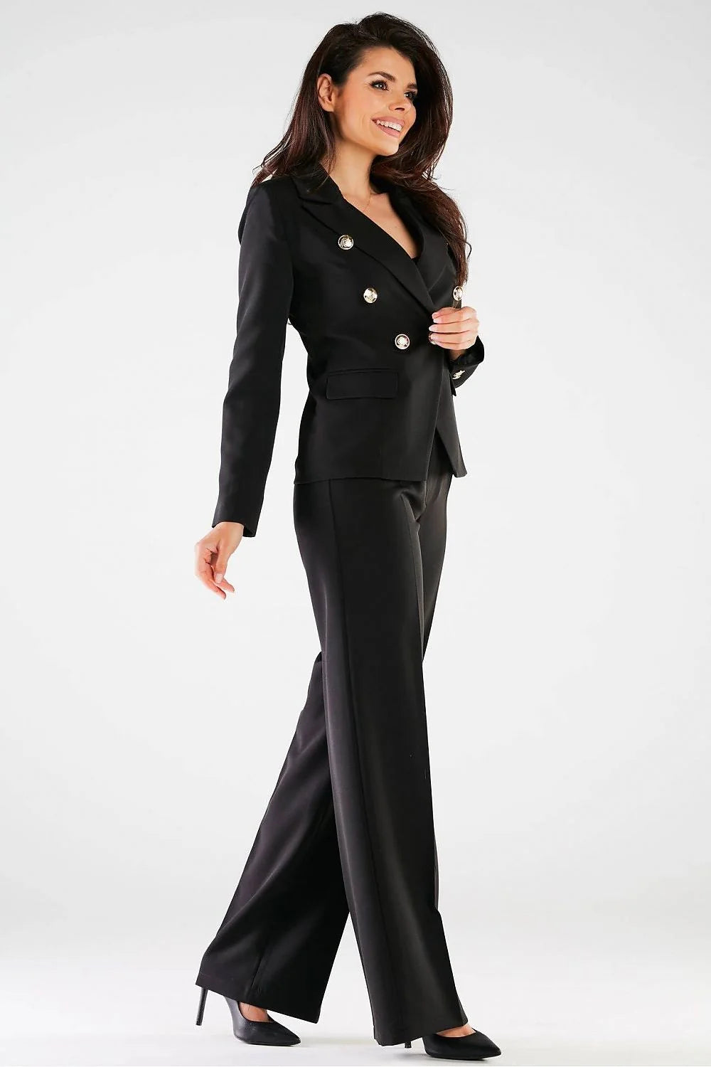 costume tailleur femme élégant moderne sophistiqué veste cintrée revers cranté boutonnage doré manches longues pantalon taille haute jambes larges beige