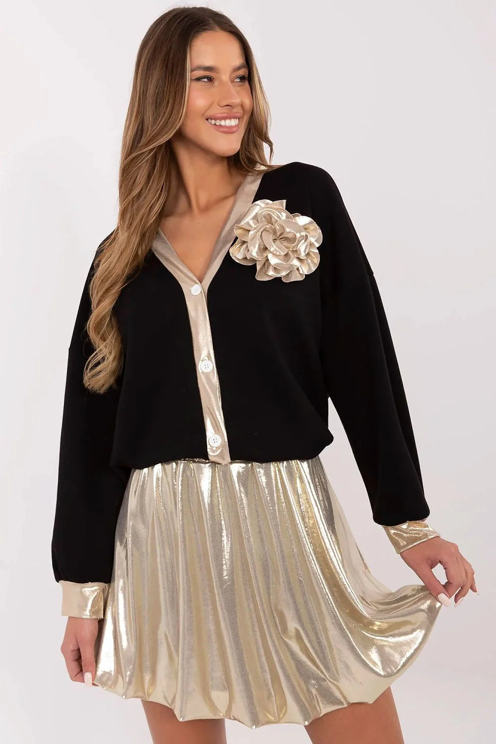 Ensemble sophistiqué audacieux pour femme veste noire jupe dorée métallique coupe ample style élégant occasion spéciale