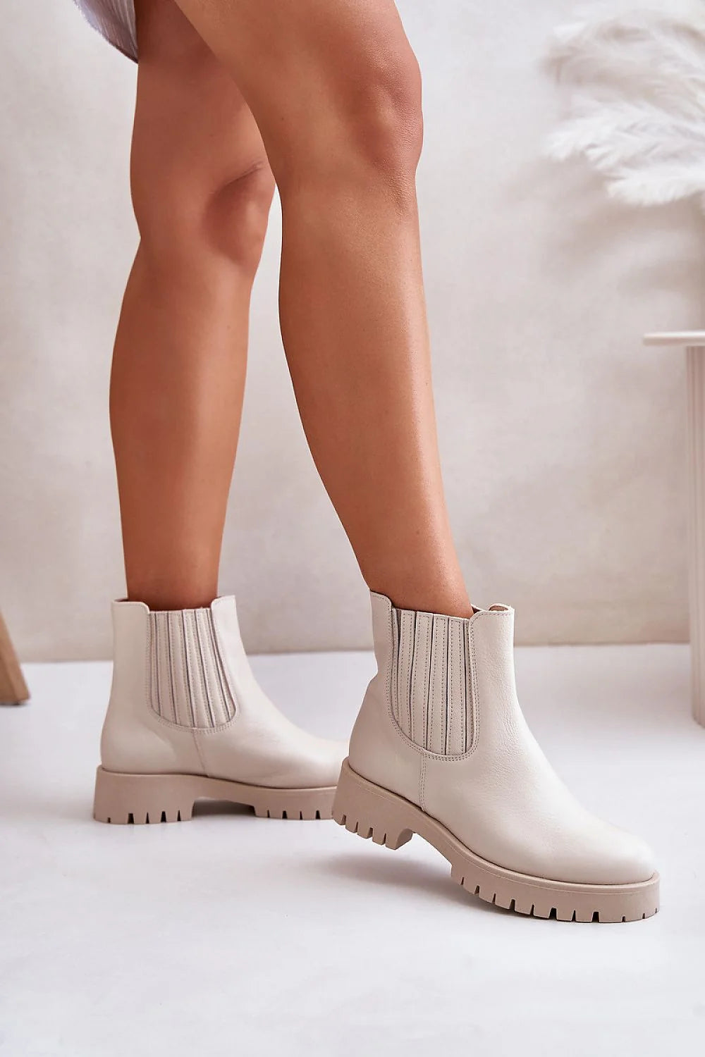 Bottines femmes cuir beige Chelsea élégantes élastiques confortables talon plat semelle caoutchouc occasion quotidienne mode moderne