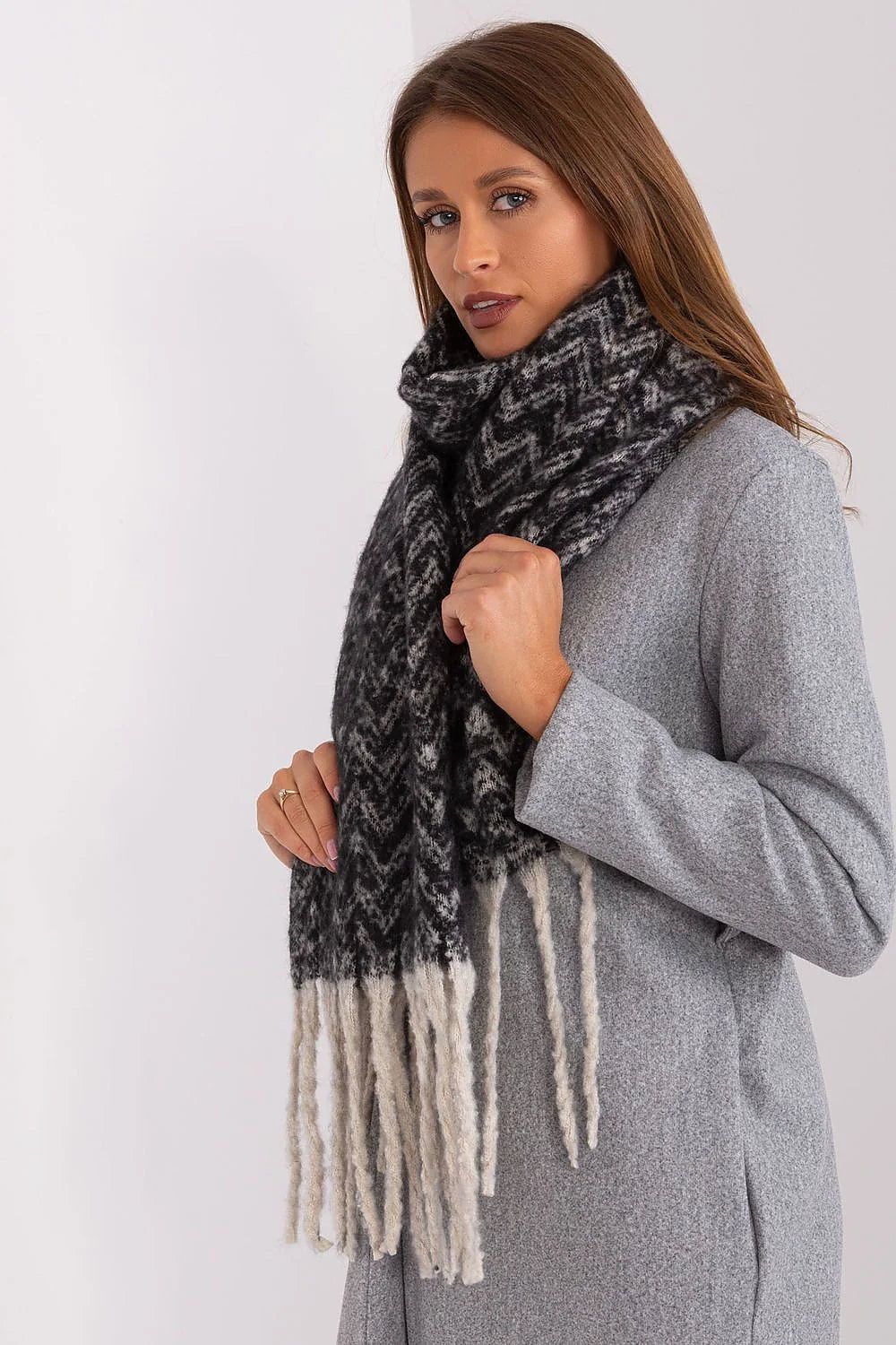 Écharpe pour femme en laine mélange motif chevrons gris foncé et noir franges crème longueur généreuse accessoire mode automne hiver