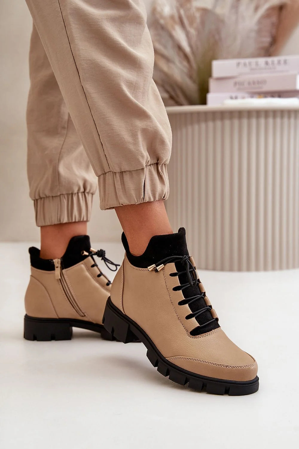 Bottines Jezzi modernes pour femme en cuir artificiel beige, style casual urbain, talon plat, lacets noirs dorés, fabrication de qualité