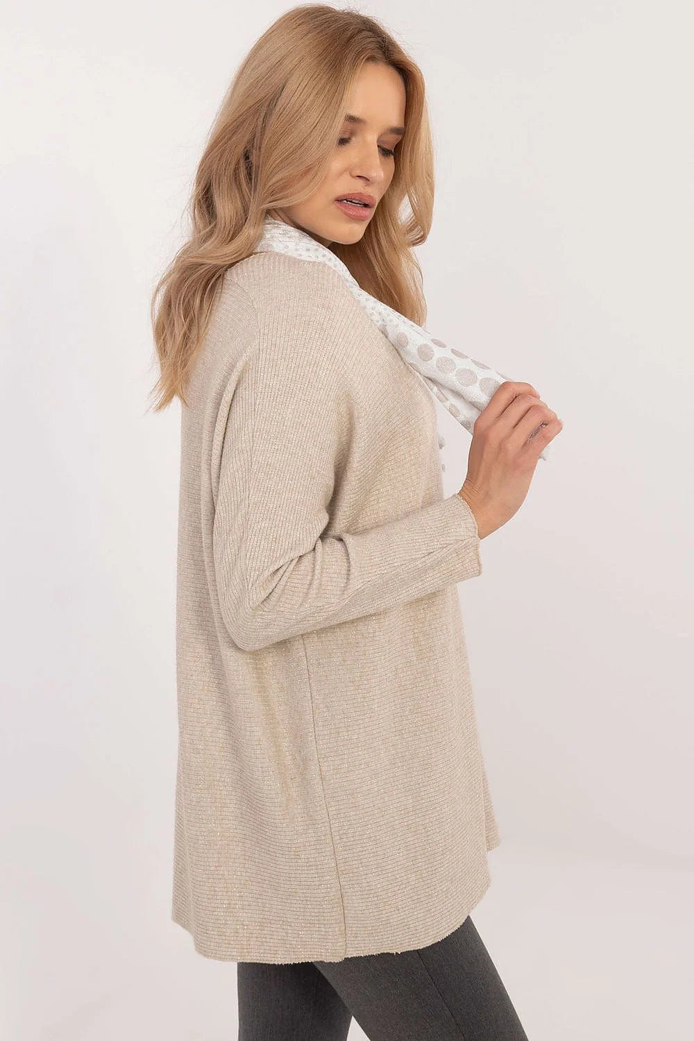 Pull-over femme style Italie Moderne, matelassé, viscose élasthanne, coupe ajustée, encolure en V, manches longues, beige neutre, écharpe motif pois gris