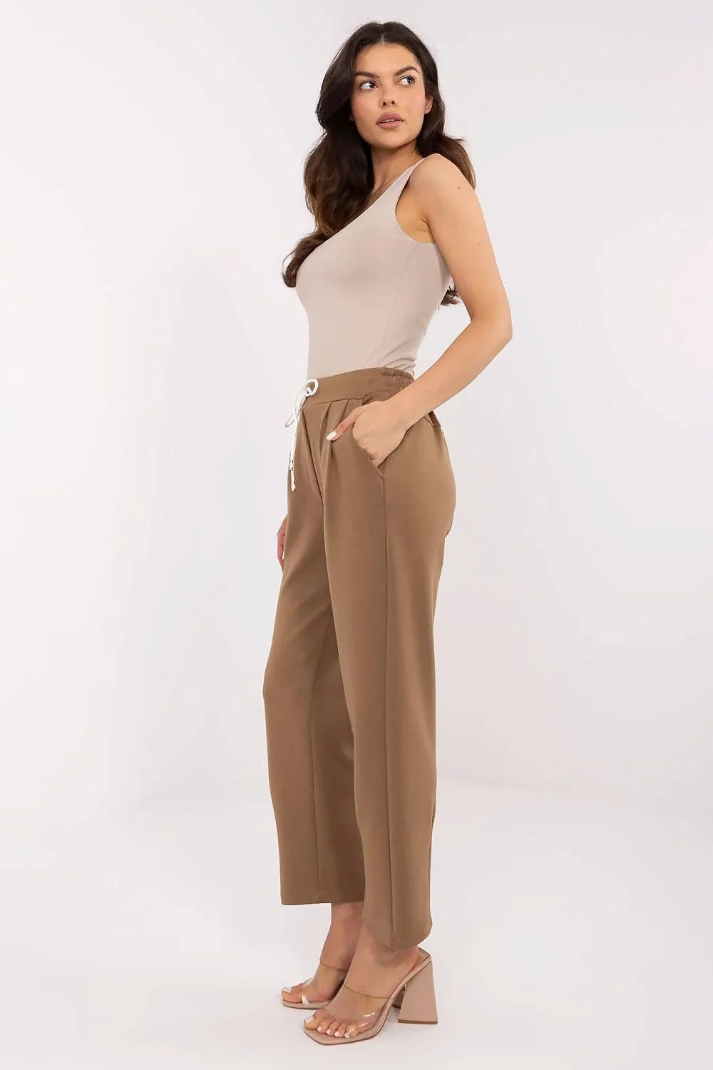 Tenue femme débardeur beige pantalon marron clair casual chic taille haute jambe droite matière polyester coton occasion ville bureau weekend