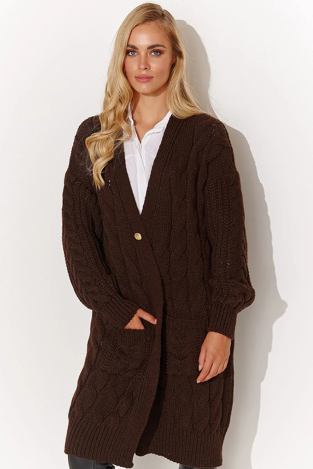 Cardigan Makadamia pour femme en laine acrylique tricot torsadé couleurs cappuccino beige miel noir chocolat longueur hanches manches longues poches bouton doré