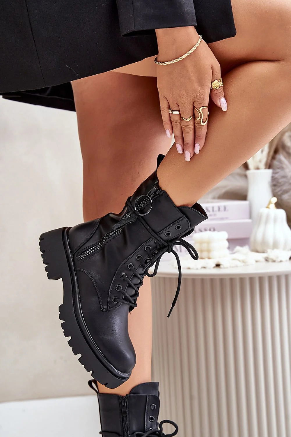 Bottes combat femmes design robuste moderne matière synthétique noire style élégant talon plat semelle épaisse anti-dérapante