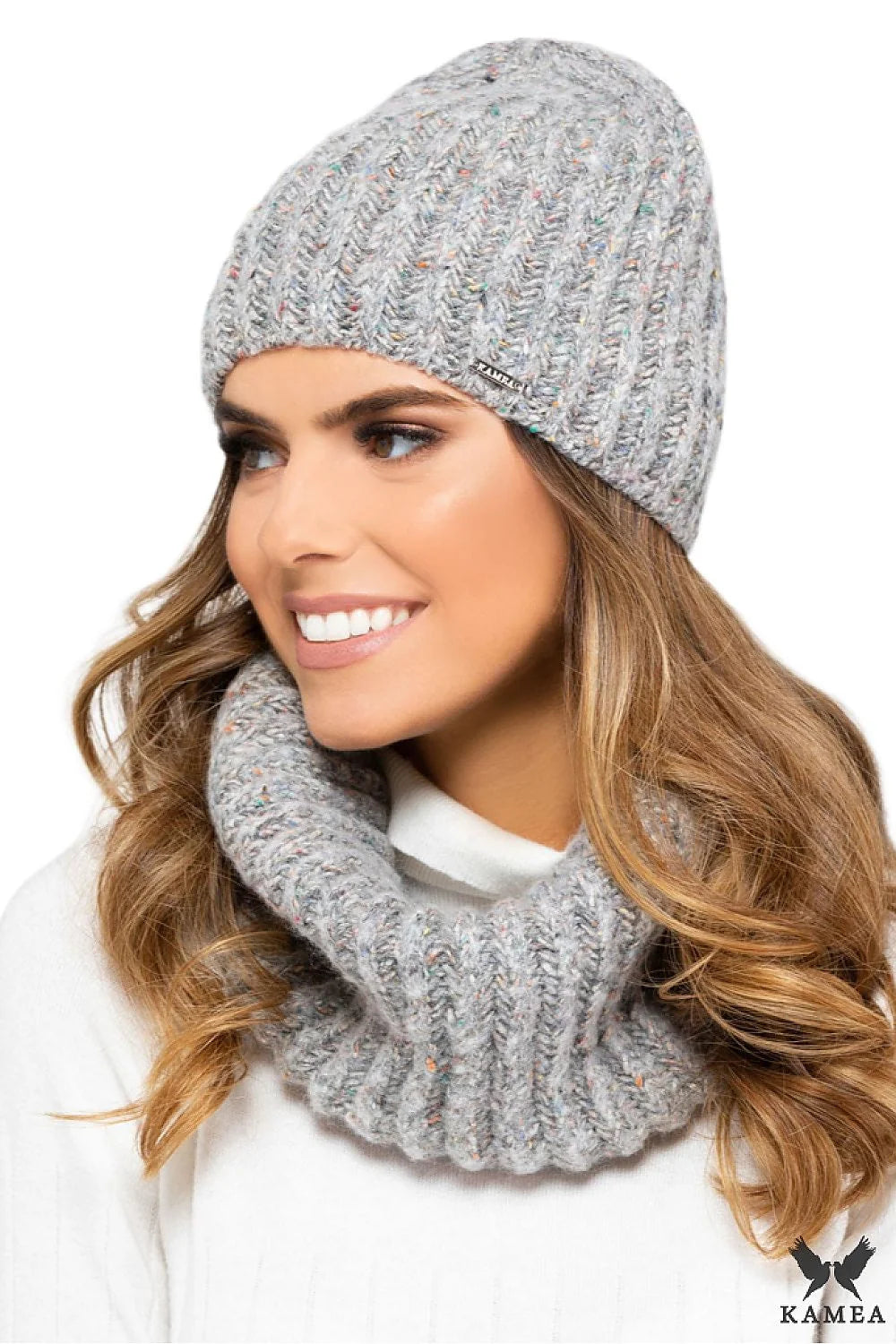 Ensemble hiver élégant pour femme, bonnet et écharpe tricotés, style casual, couleur grise claire, détails multicolores, qualité supérieure, doux et chaud