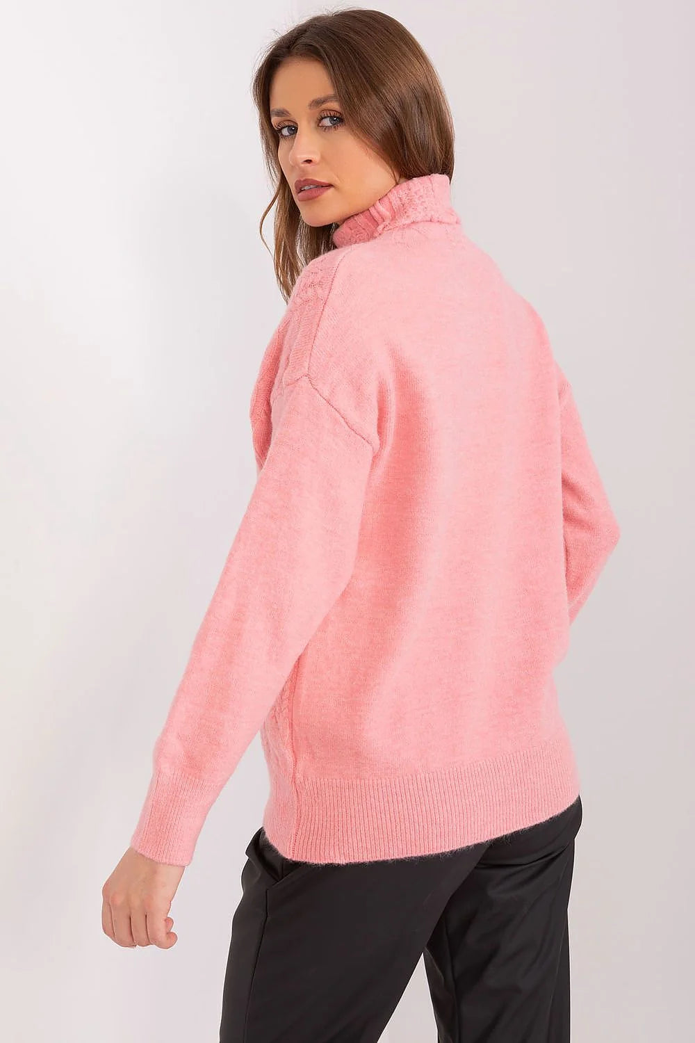 Pull col roulé maille torsadée rose pâle féminin élégant confortable automne hiver longues manches ample droite finitions côtelées