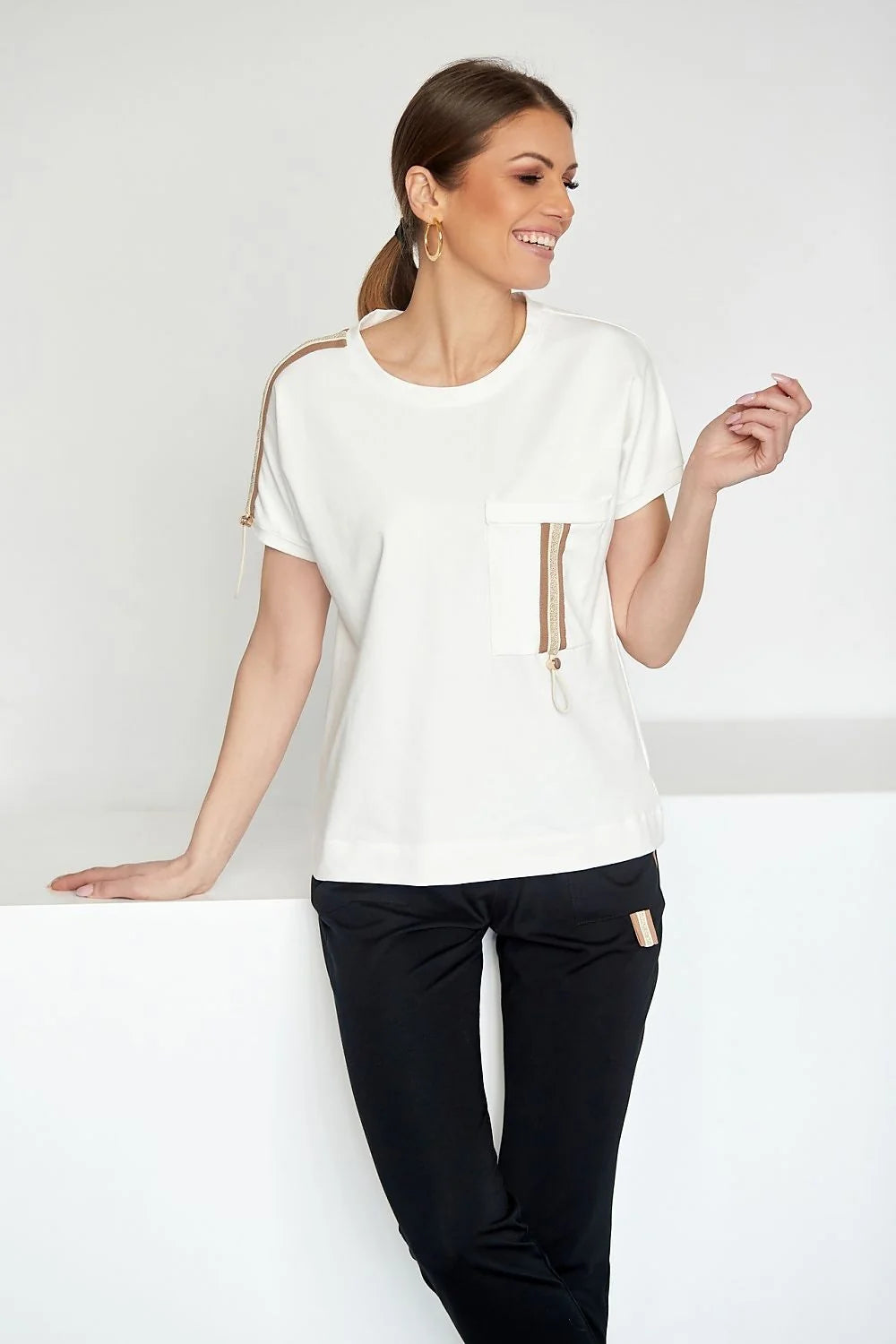 Ensemble sportif moderne élégant pour femmes en tricot extensible, coupe droite, détails dorés, confortable, style casual chic, idéal printemps été