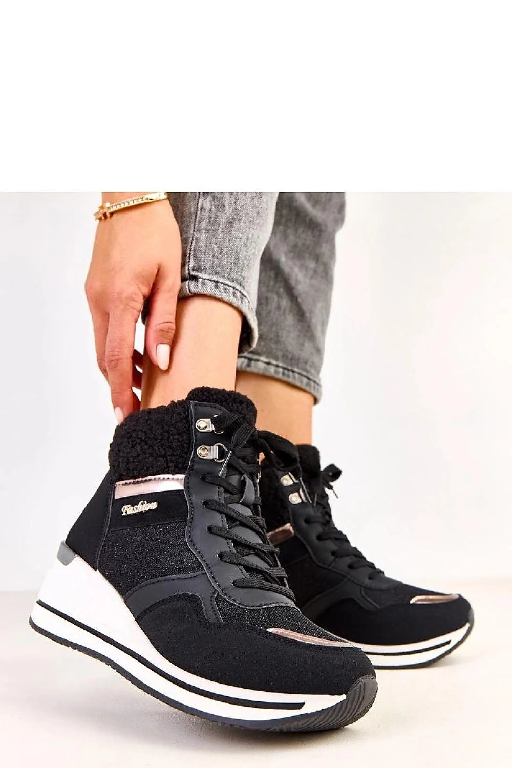 bottes neige femme sportives cuir suédé écologique doublure fourrure synthétique laçage crochets métallisés talon 6cm compensé semelle crantée plateforme blanche