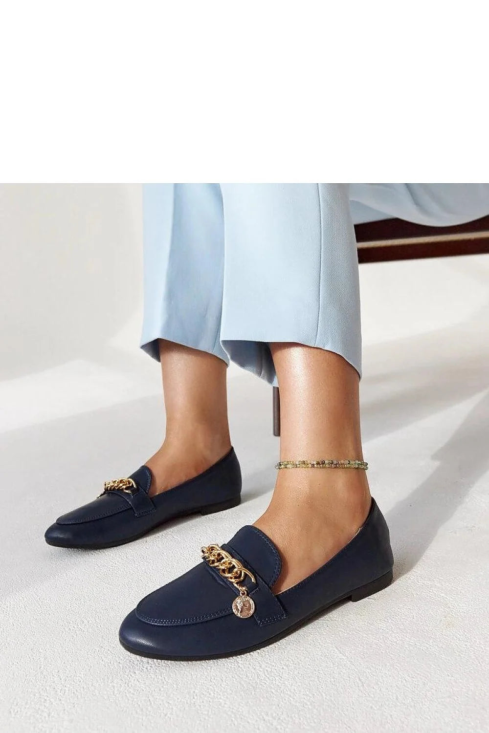 Mocassins élégants pour femmes cuir synthétique bleu marine détails chaîne style moderne occasion spéciale