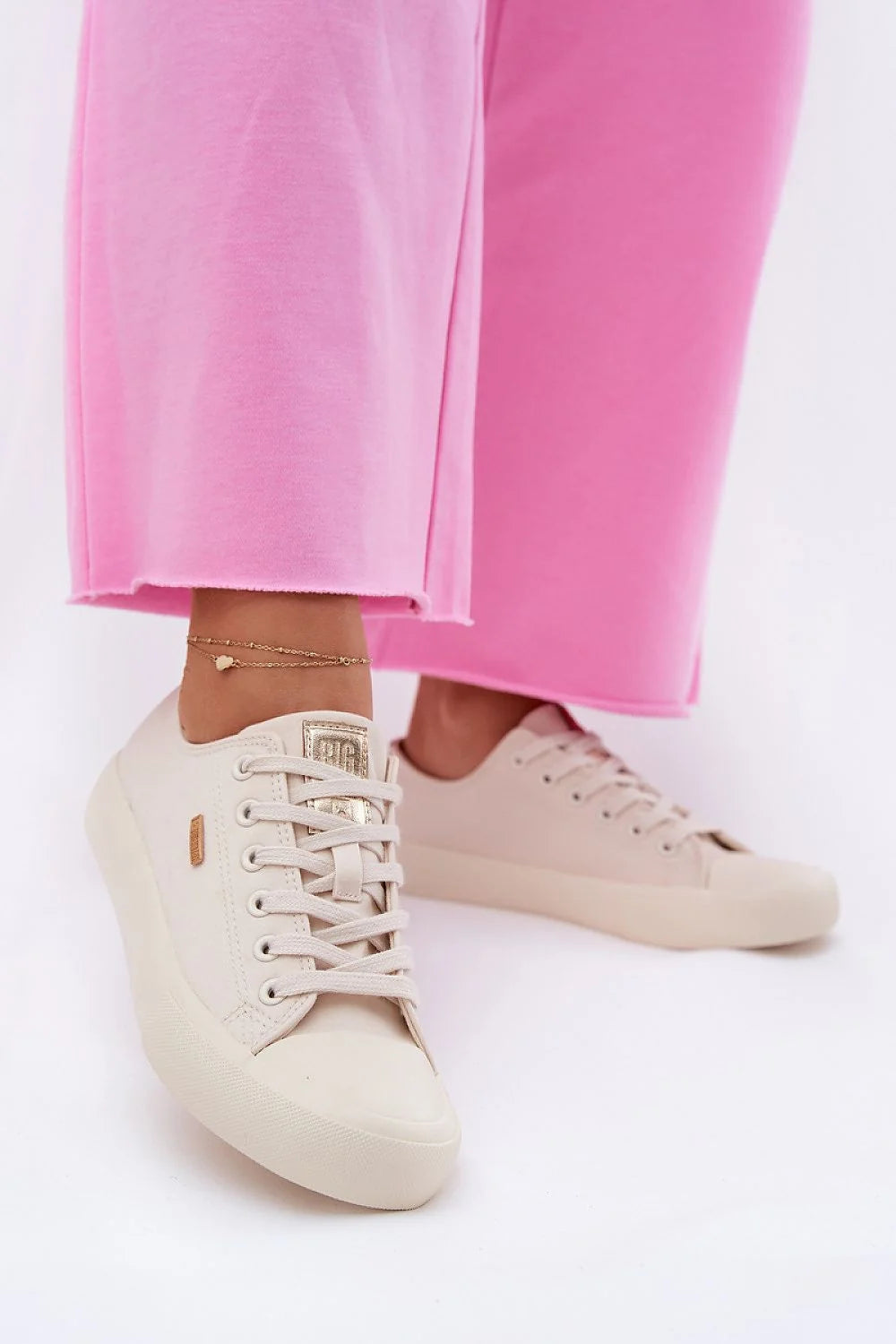 baskets basses femme toile crème bout rond lacets ronds semelle caoutchouc épaisse cupsole détails dorés étiquette métallique minimaliste