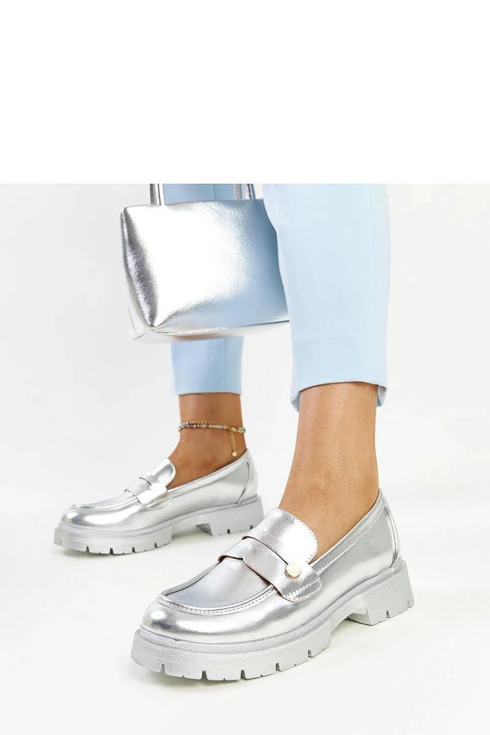 Mocassins femmes design audacieux contemporain style futuriste couleur argent métallisé cuir synthétique semelle épaisse crantée confortable occasion quotidienne soirée chic mode urbaine