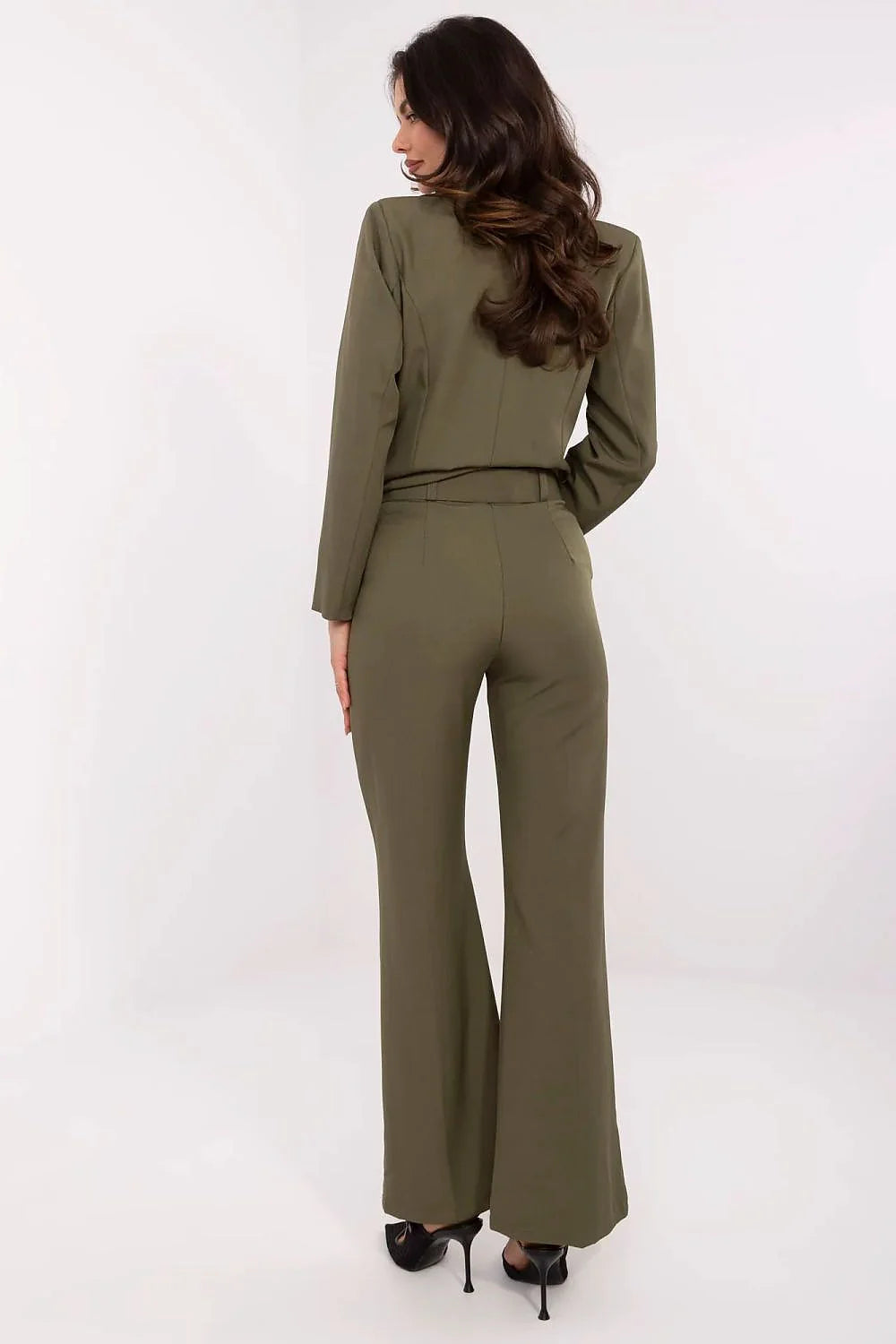 ensemble tailleur femme vert kaki blazer ajusté col cranté bouton unique pantalon taille haute évasé ceinture boucle recouverte fluide professionnel
