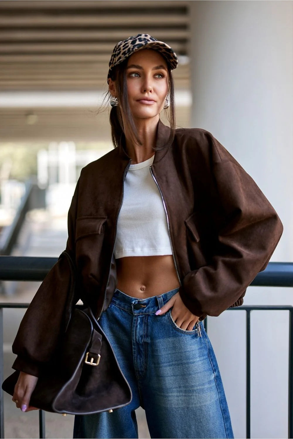 bomber suédine marron chocolat court boxy oversize fermeture zippée métallique col cheminée base élastiquée manches bouffantes poches plaquées rabat polonaise