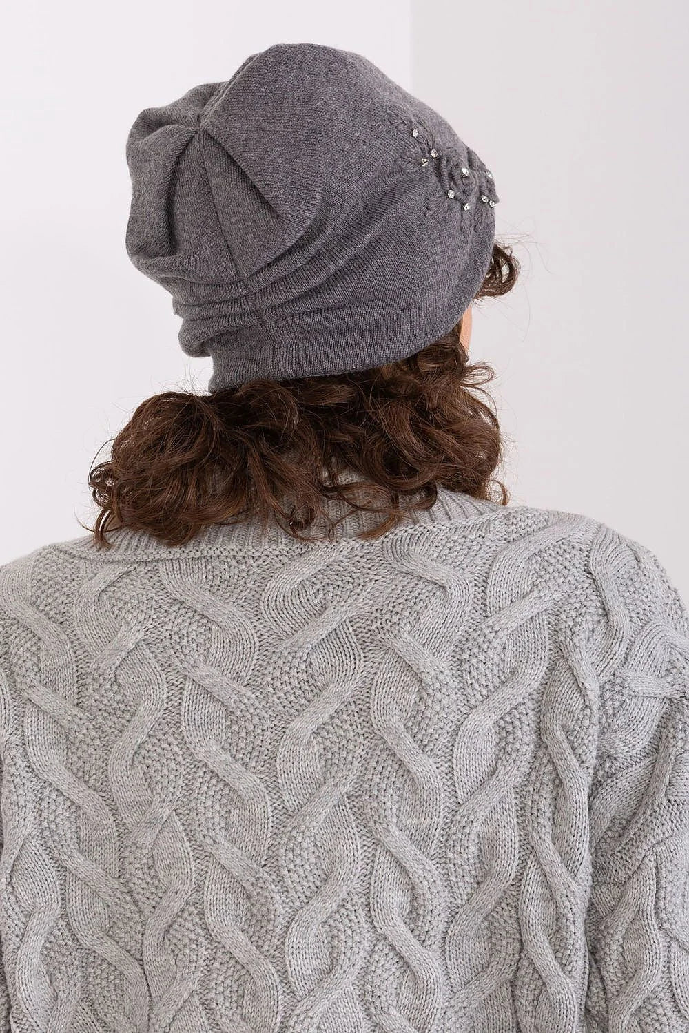 Bonnet et pull tricoté en laine acrylique gris uni motif floral cabling texture douce confort hiver mode élégant femmes
