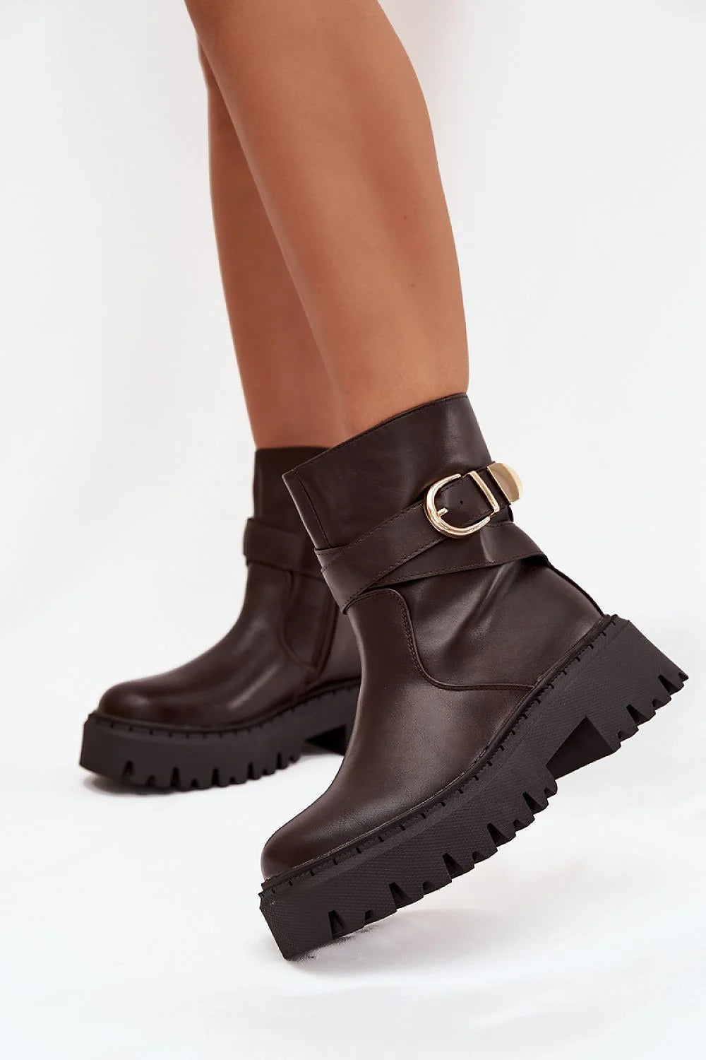 bottines femme motardes similicuir brunfoncé bridecroisée boucledorée plateforme semellecrantée caoutchouc épaisse boutarrondi talonplat doublurechaude fermetureéclair confortable