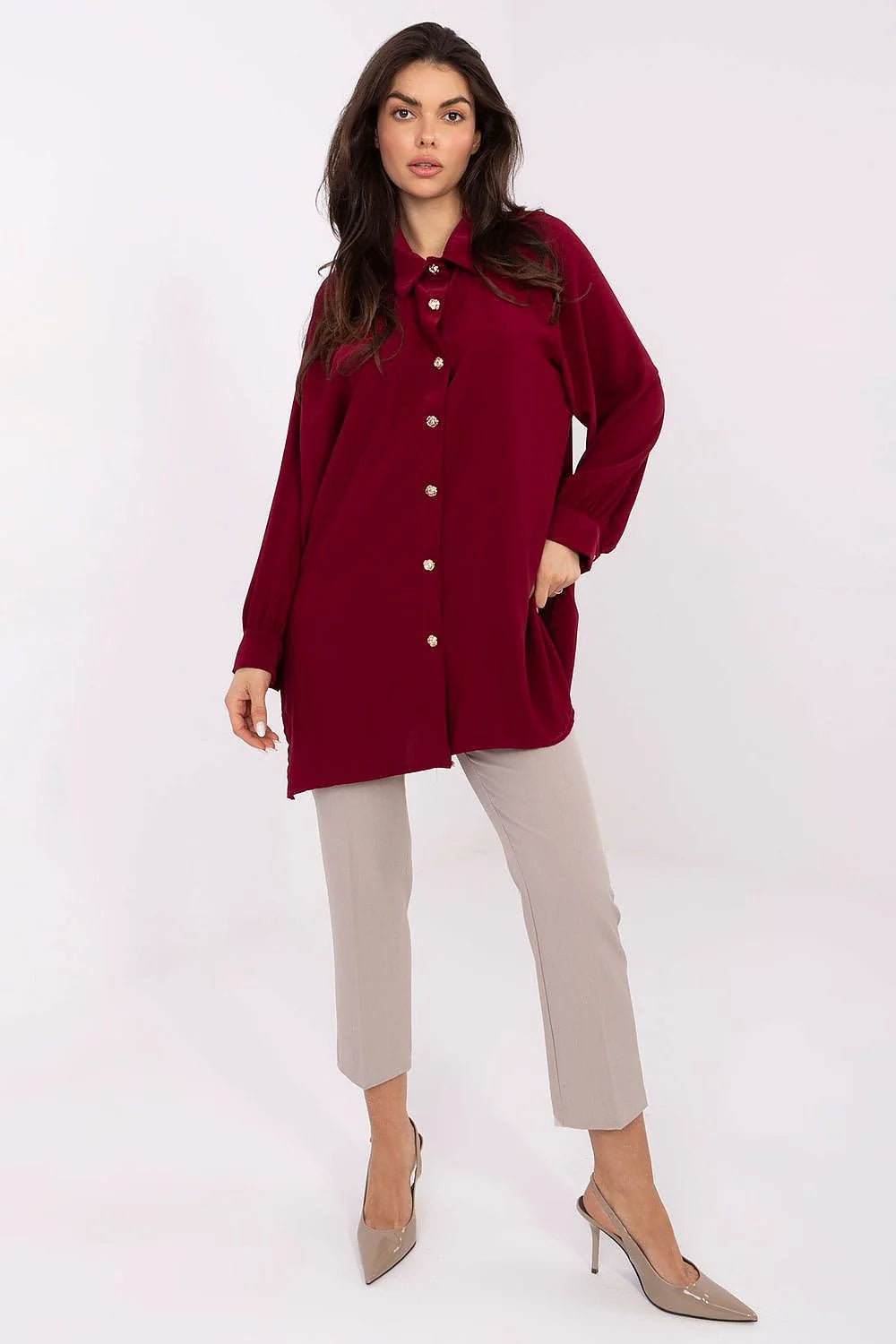 chemise femme oversize bordeaux longue tissu fluide col classique manches longues bouffantes poignets délicats boutons dorés poches latérales