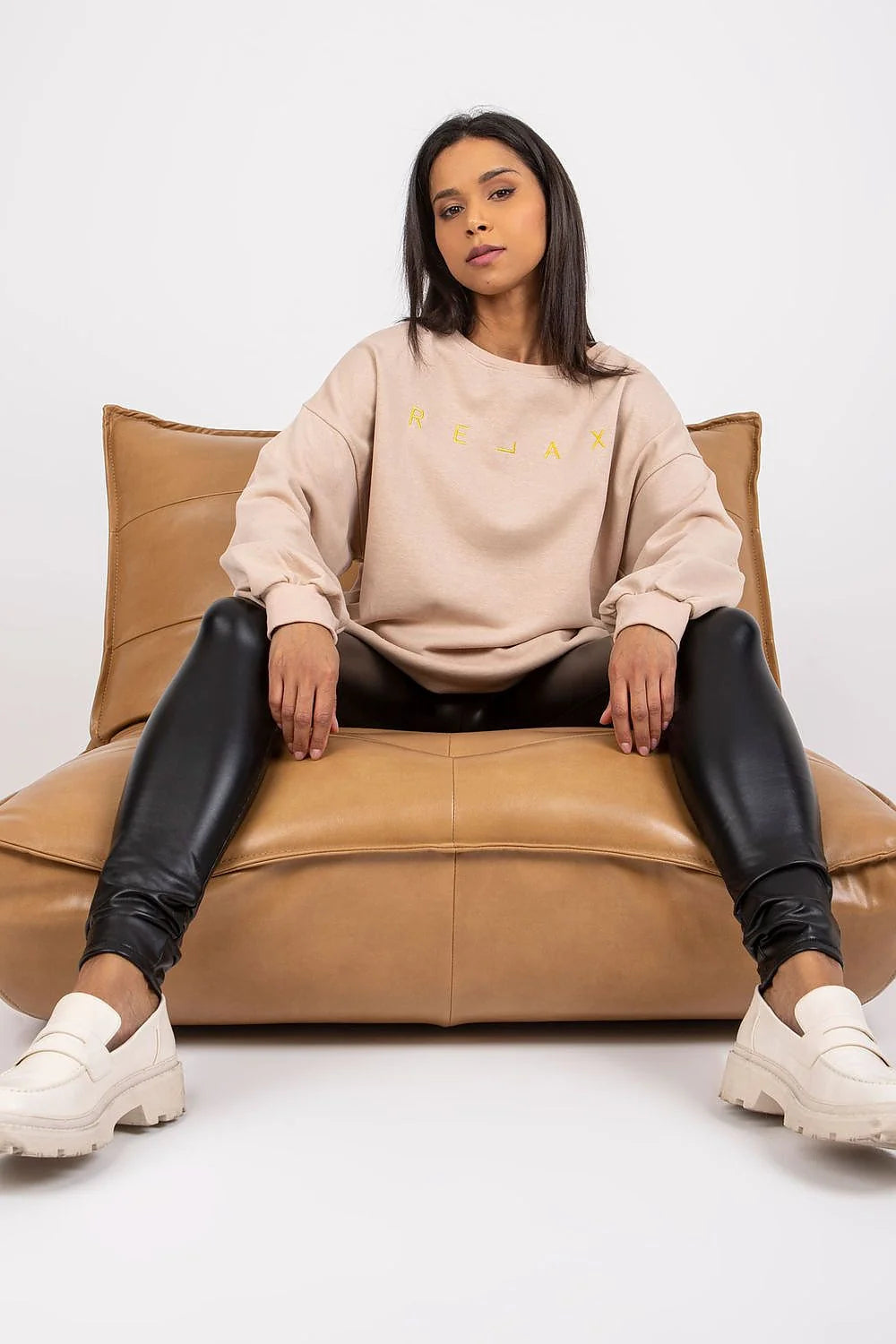 Sweatshirt femme beige design minimaliste moderne 70 coton 30 polyester oversize épaules tombantes col rond broderie jaune RELAX style casual