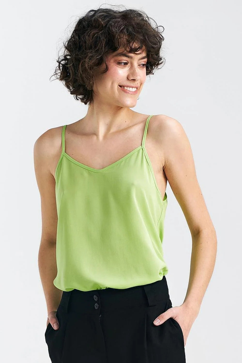 Débardeur féminin vert clair style moderne épuré bretelles fines coupe fluide polyester confortable femme