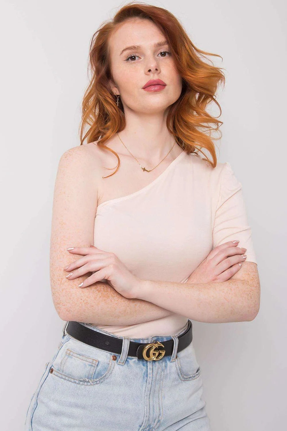 Chemisier asymétrique pour femme en viscose manche courte en crème coupe moderne encolure asymétrique avec ceinture dorée