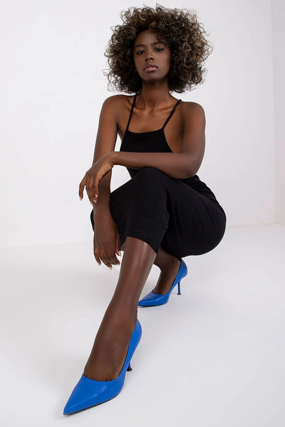 Robe femme élégance fourreau encolure américaine noir jersey ajustée longueur midi bretelles fines occasion