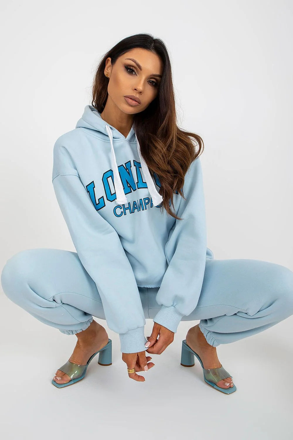 Ensemble sportswear pour femme, style décontracté, couleur pastel bleu, sweatshirt et pantalon assortis, matériau confortable, coupe moderne, taille haute, élastique, poches latérales, finitions soignées, look urbain, vêtements quotidiens, mode tendance