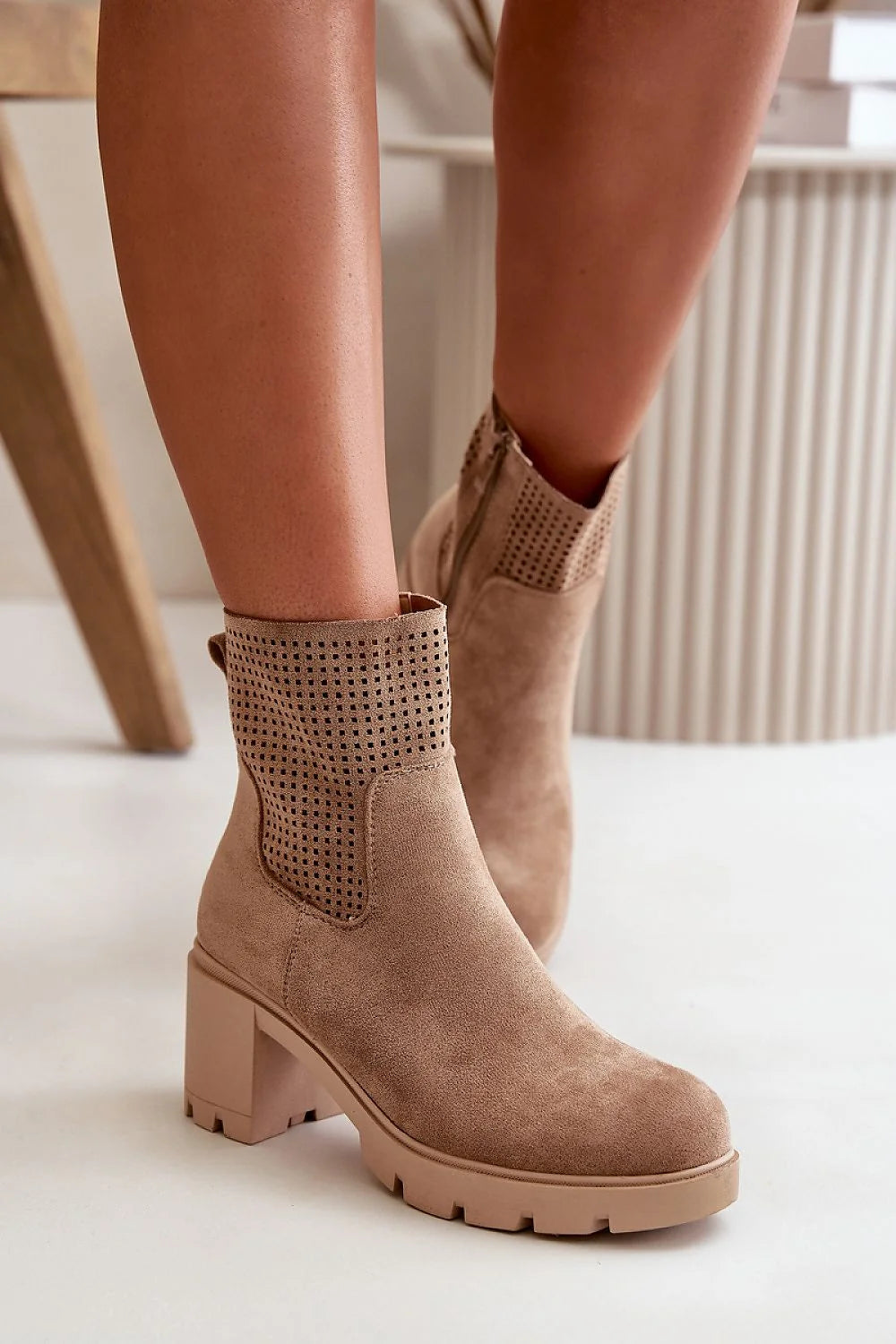 Bottes pour femme moderne élégante effet suède beige clair perforé talon carré 6cm mi-mollet fermeture éclair semelle végan quotidienne sophistication style confort
