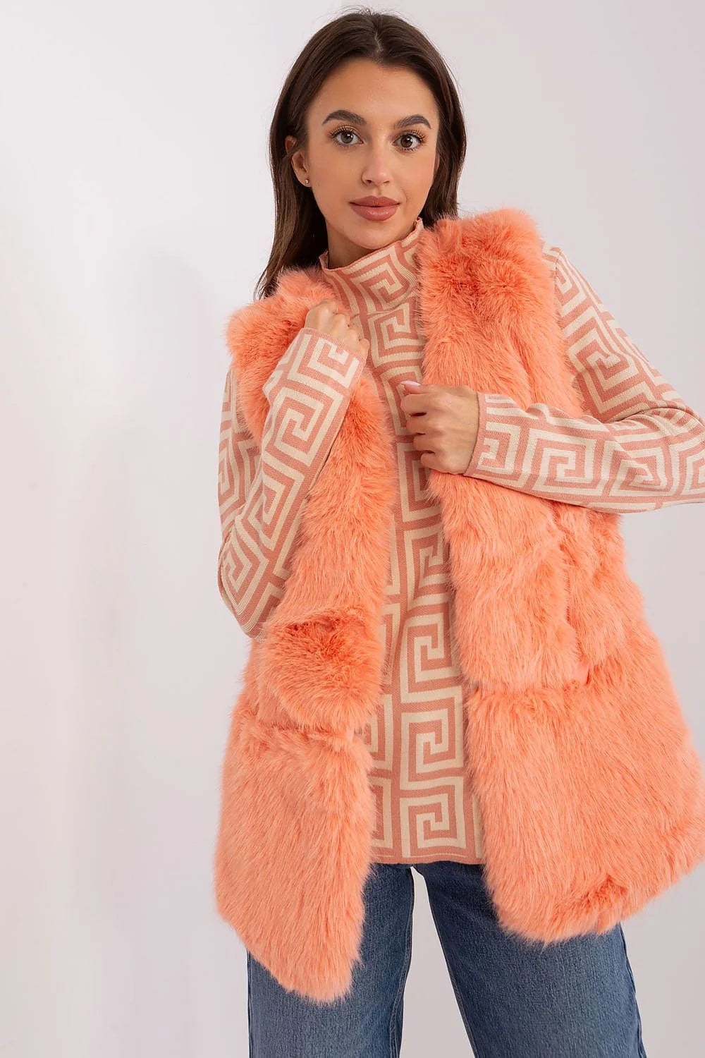Gilet sans manches en fausse fourrure orange vif, pull à col montant motif géométrique beige, ensemble mode femme automne hiver