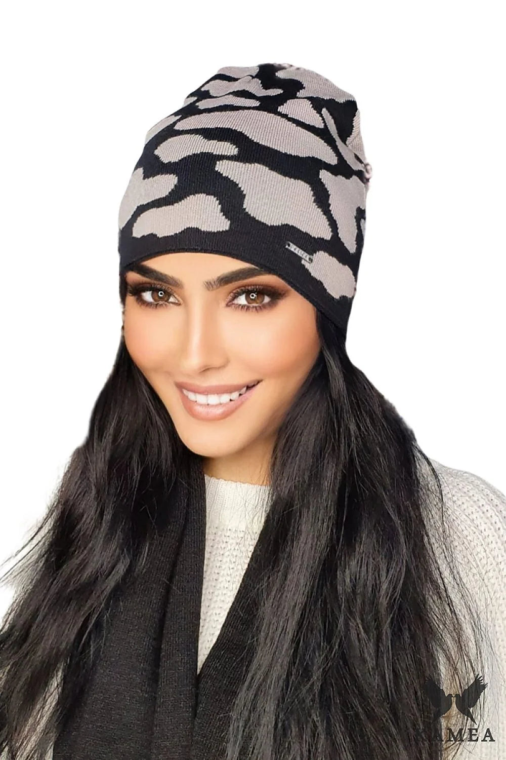 Bonnet pour femme design moderne motif camouflage noir gris clair coupe ajustée matériaux doux hypoallergénique