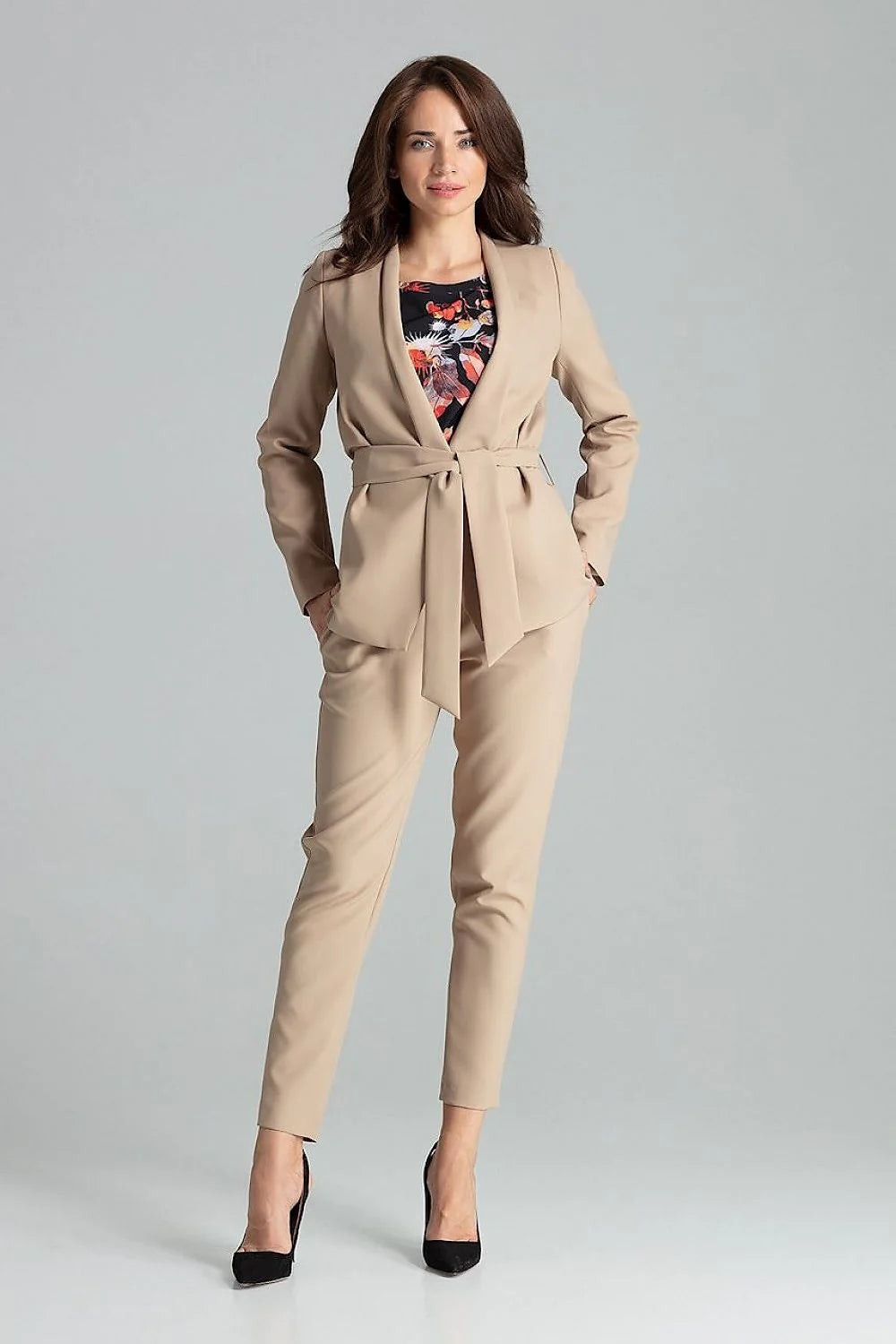 Ensemble tailleur femme polyester beige élégant ceinture ajustable style professionnel moderne pour occasions spéciales