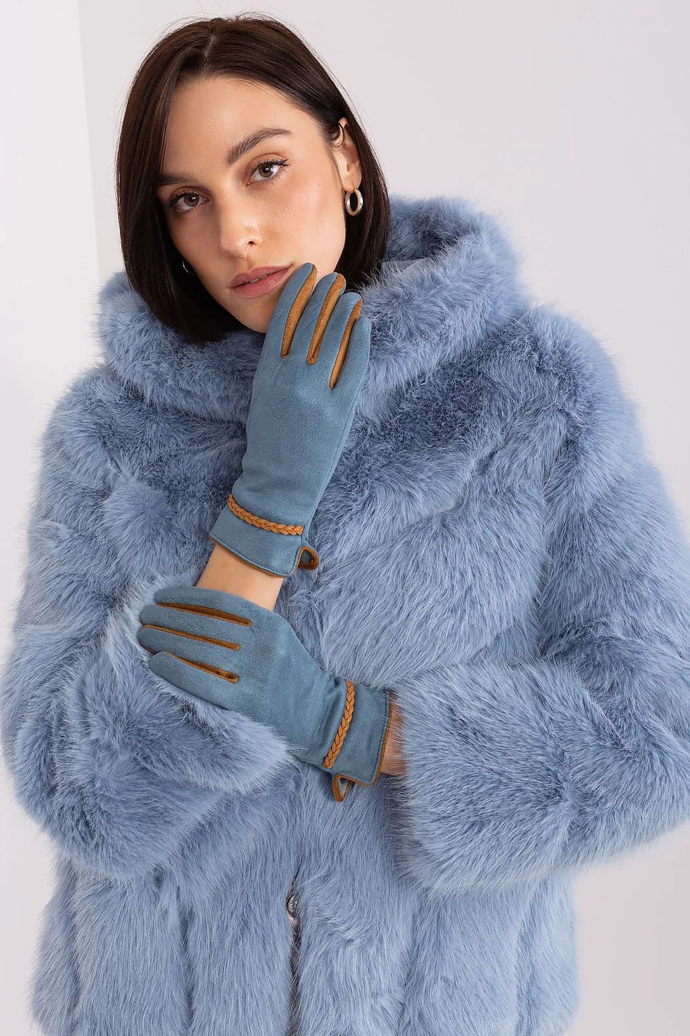 gants femme suède bleu ciel ajustés poignet court empiècements contrastants brun tressé broderie florale pouce index fentes stretch