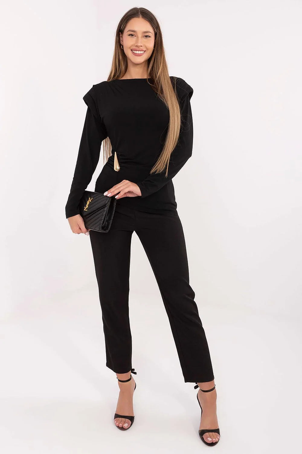 chemisier élégant longueur standard polyester viscose tissu doux ajustement parfait manches longues décolleté bateau épaulettes cousues plis latéraux décoration métallique