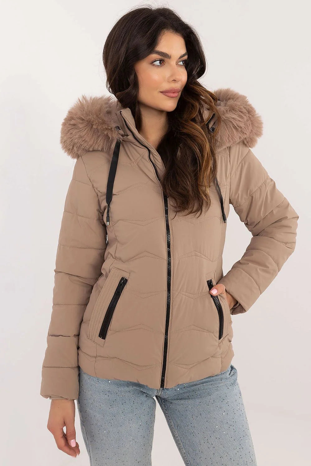 Blouson femme moderne fonctionnel design matelassé beige doux fourrure fausse capuche poches zippées hiver urbain