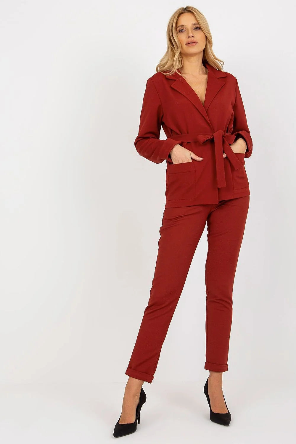 Ensemble féminin blazer et pantalon assortis style élégant couleur bordeaux matières mixtes taille ajustable occasion professionnelle