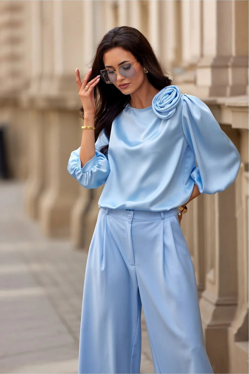 Chemisier Roco Fashion en satin bleu pastel floral manches 3/4 épaules volumineuses style élégant pour femmes