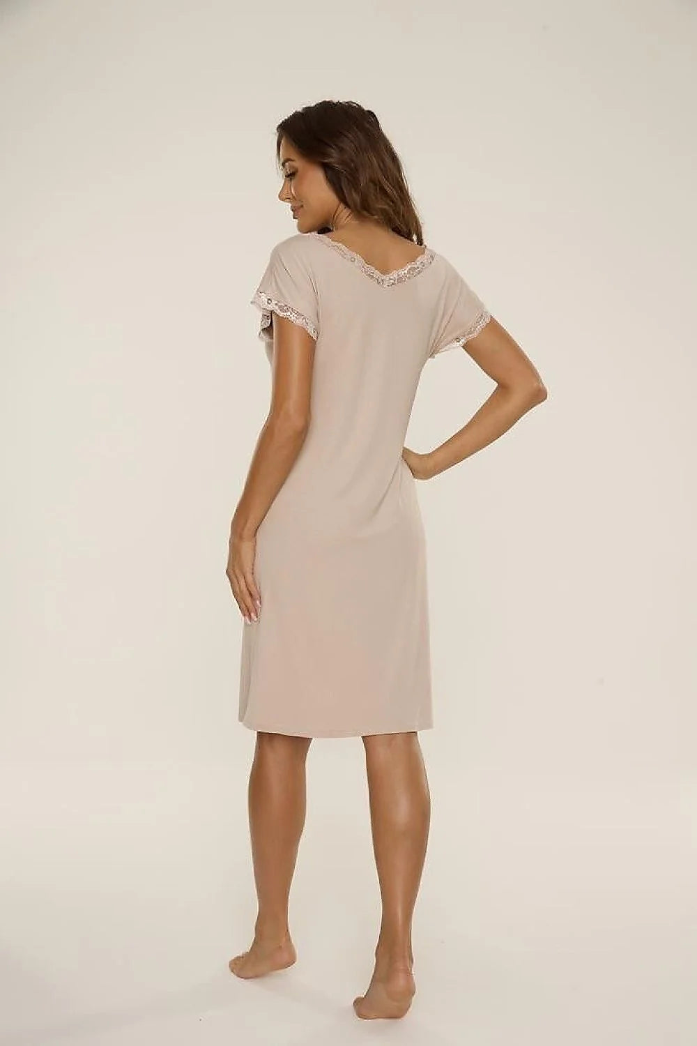 Chemise de nuit élégante et confortable pour femme en dentelle beige manches courtes encolure V robe de maison longueur genoux