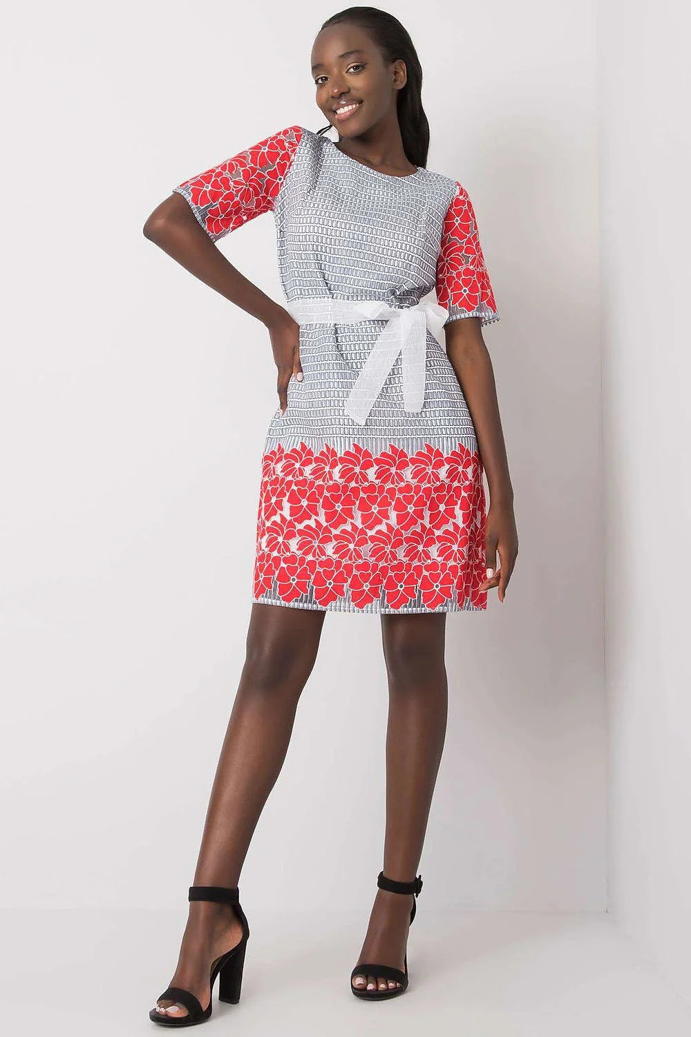 Robe féminine élégante longueur genou motif géométrique floral rouge blanc ceinture ajustable matériau léger femme