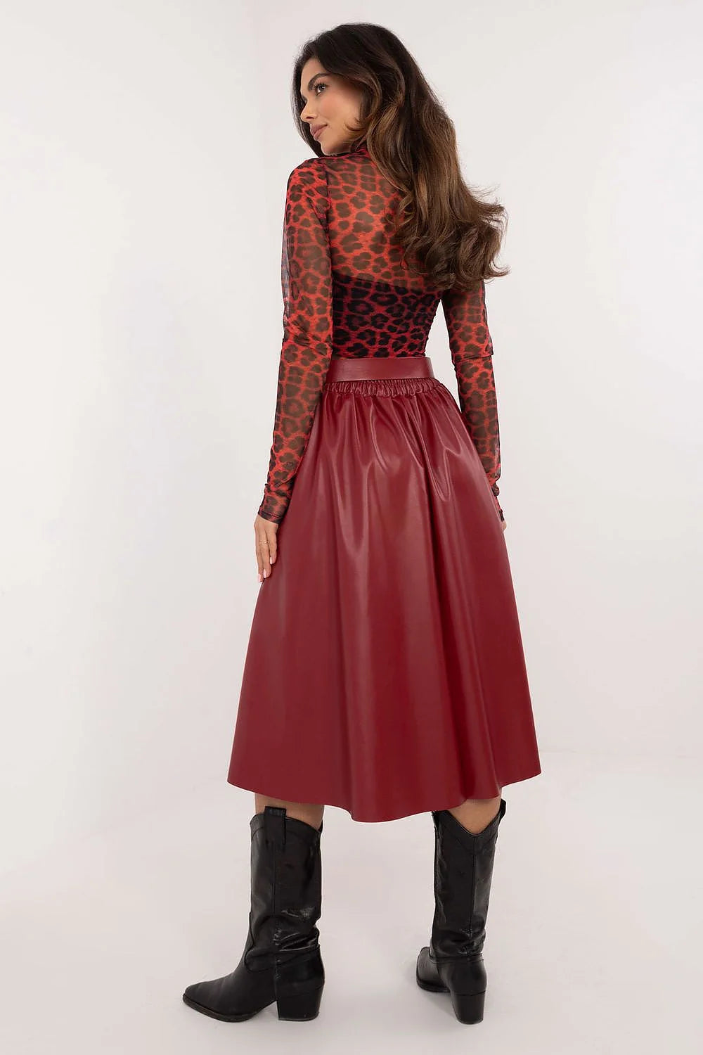 Tenue audacieuse pour femme composée d'une jupe évasée en similicuir et d'un haut imprimé animalier