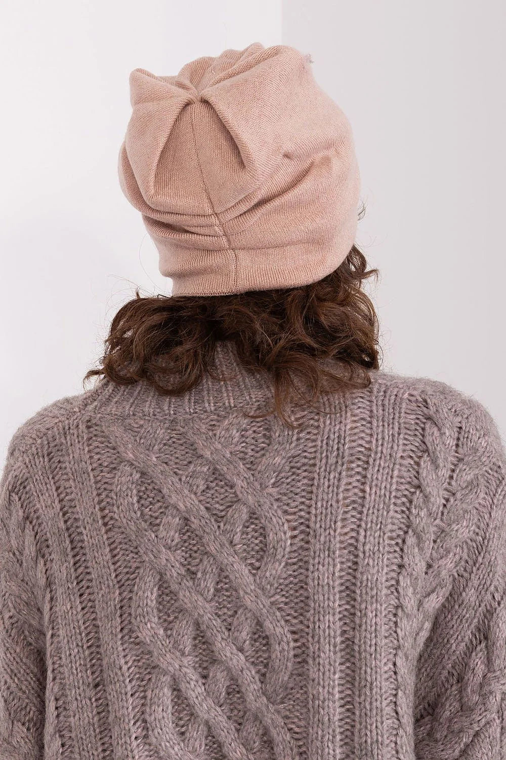 Bonnet slouchy en cachemire acrylique coton rose pâle brodé fleurs perles pull-over tricot torsadé gris taupe femme