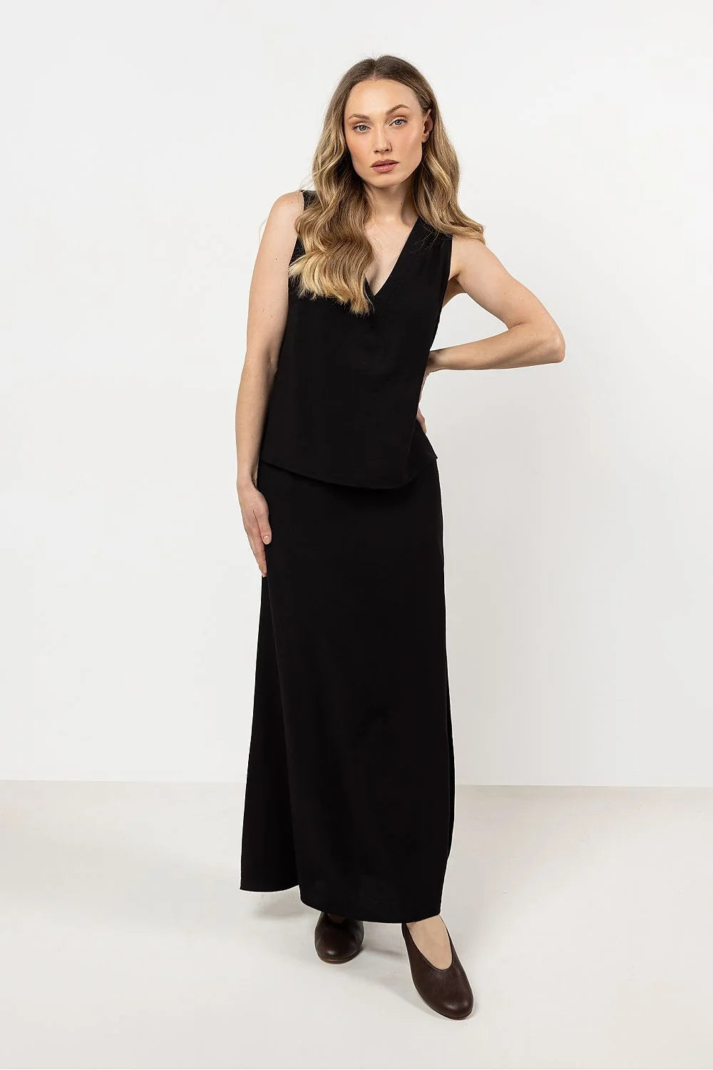 jupe longue awama rayonne nylon noire ajustée taille silhouette fluide drapée fendue élégante minimaliste respirante douce résistante lavable polyvalente